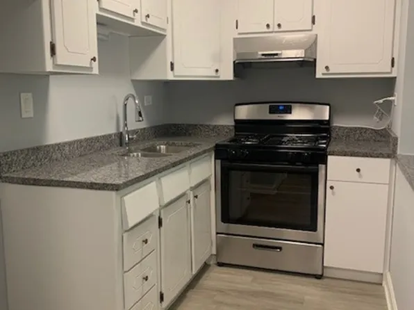 390 Executive Dr, Carol Stream, IL