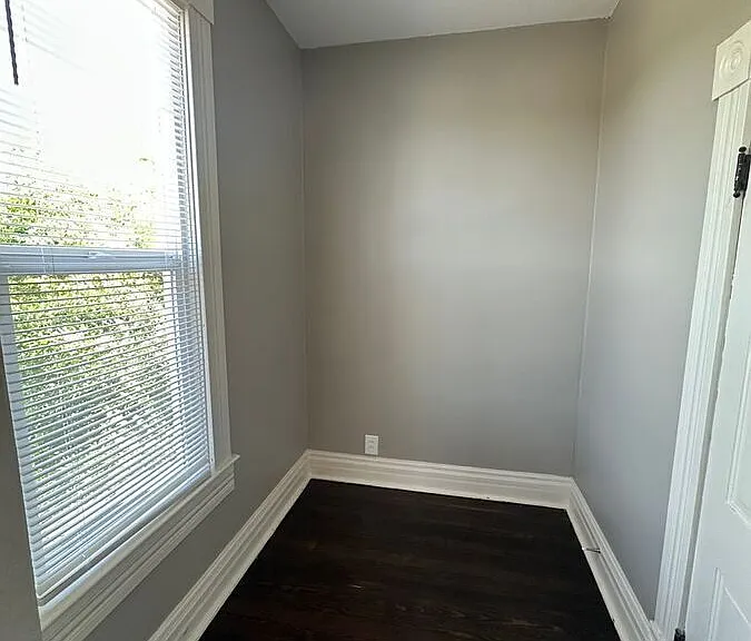 902 Powell St — Photo 22