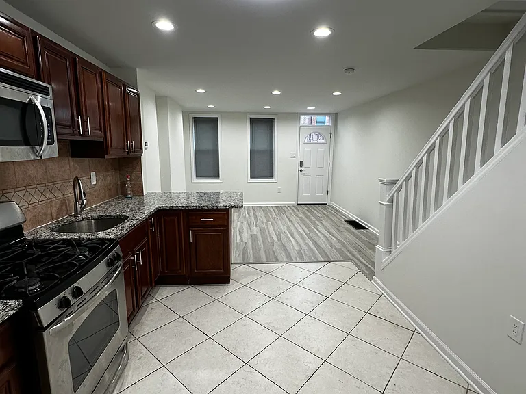 2711 Oakford St — Photo 2