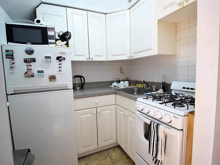 319 E 53rd St #6B — Photo 5