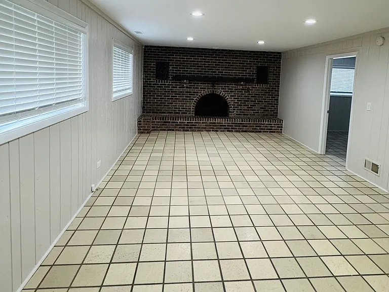 7011 N Hamlin Ave — Photo 8