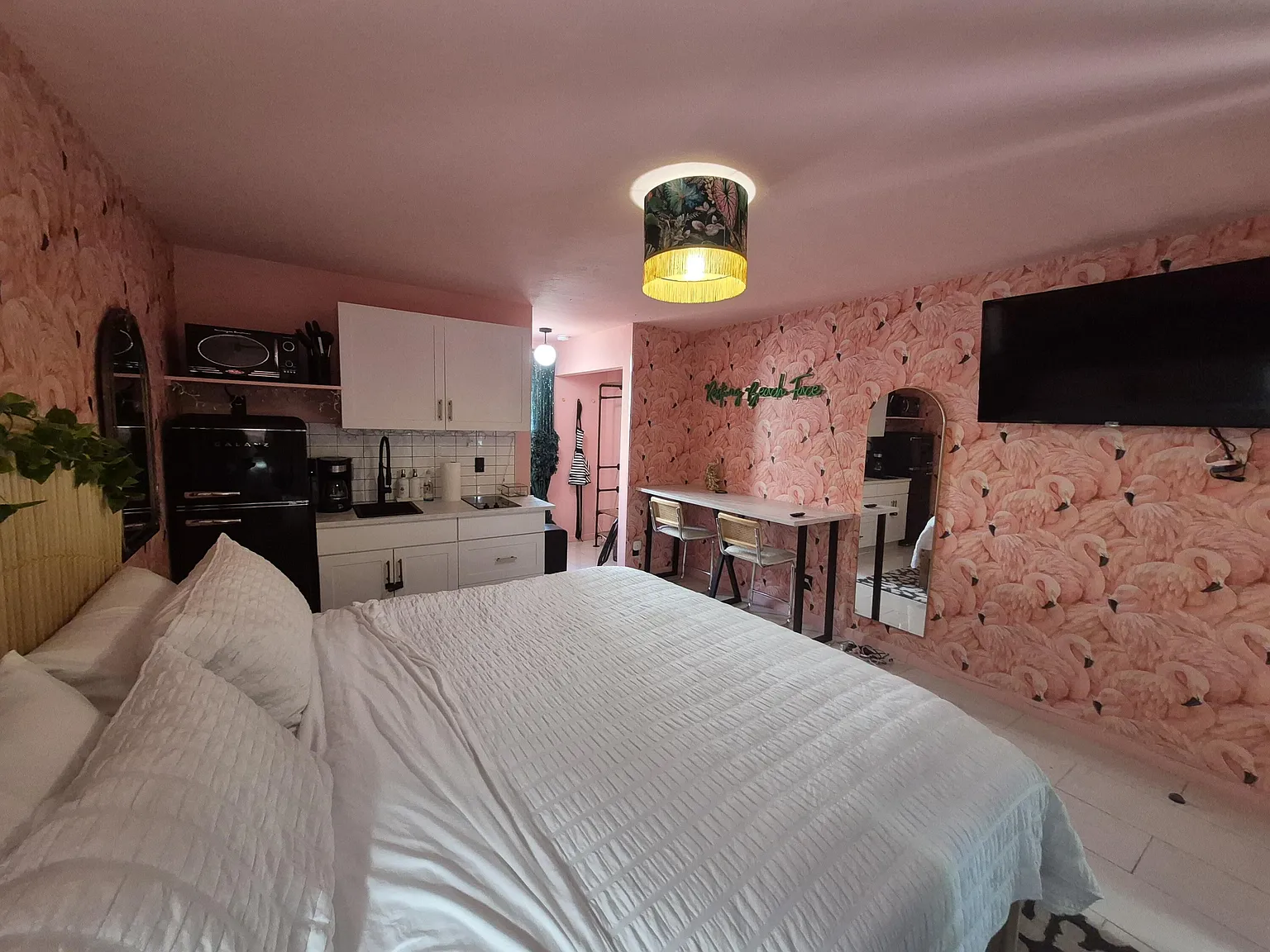 Studio, 1.0 bath, 380 sqft, $1,900 — Photo 4