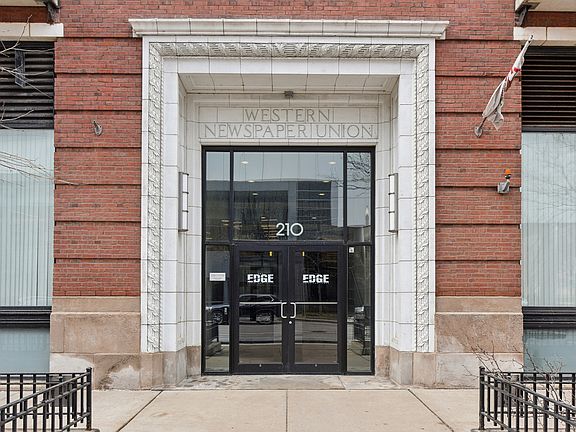 3rd image of 210 S Des Plaines St #602