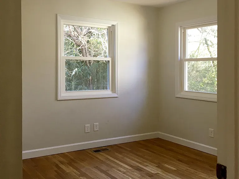 bedroom 1, approx. 11 1/2 x 10 1/2 ft, including closet