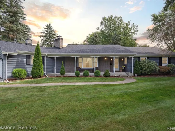 130 E Meldrum Cir, Saint Clair, MI 48079