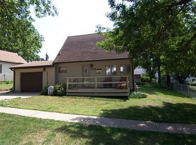 2nd image of 206 E Maple St