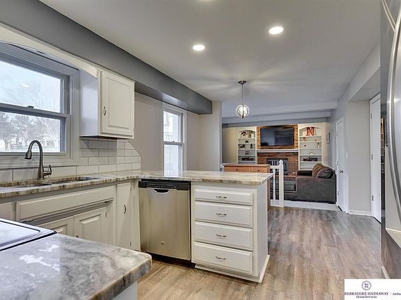 3rd image of 1004 E Cary St