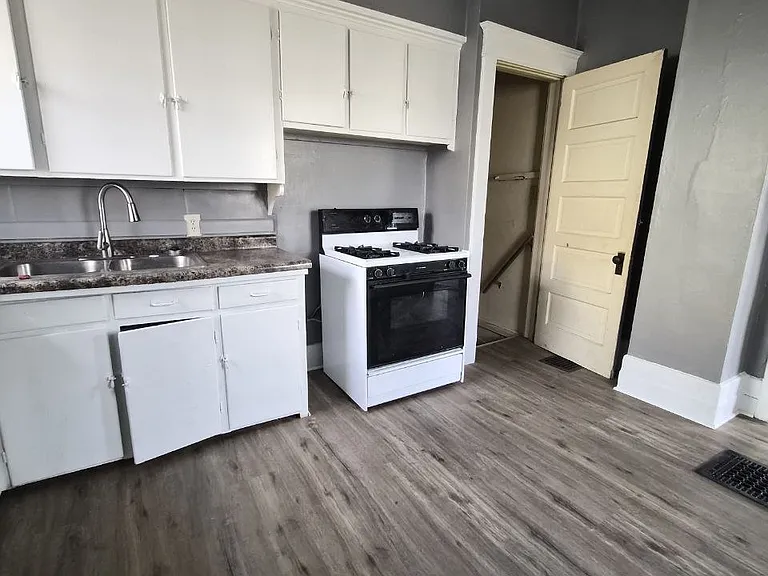 626 W 2nd St #1 — Photo 5