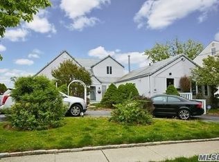55 Prospect St, Freeport, NY 11520