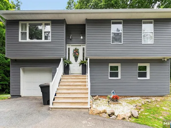 5 Lawrence Dr, Highland Lakes, NJ 07462