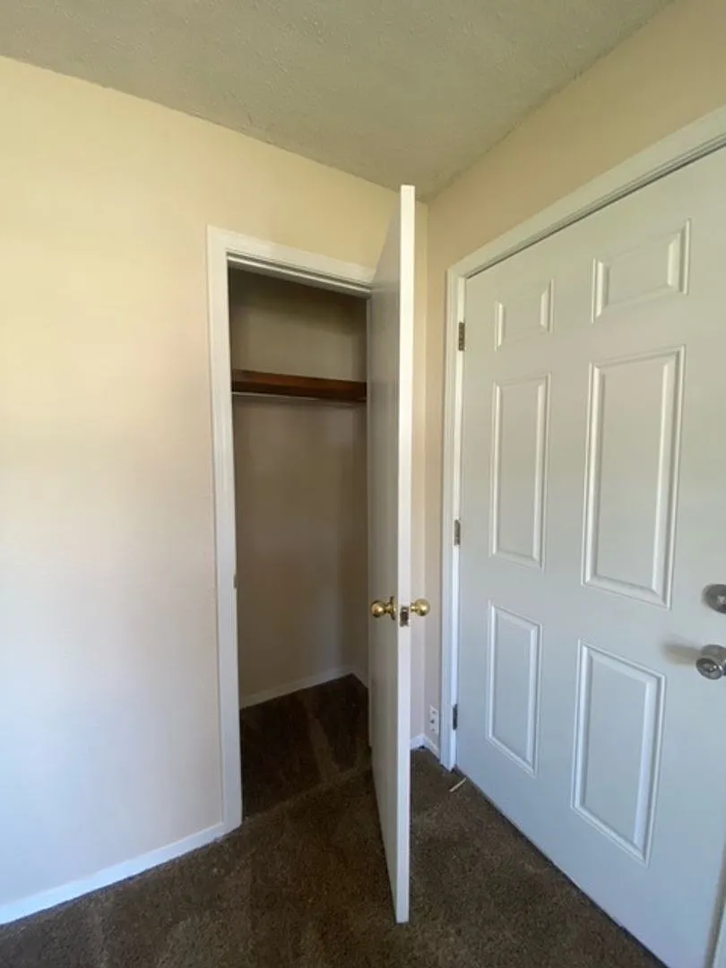 Great Duplex! 2 Bed, 1 Bath — Photo 4