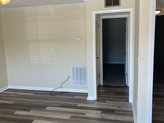 4th image of 111 Della St
