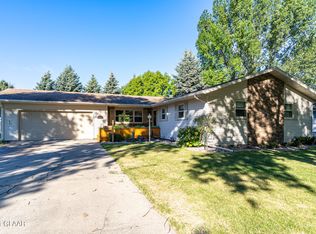 1011 Shakespeare Rd, Grand Forks, ND 58203