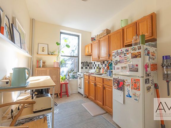 3rd image of 71 Underhill Ave