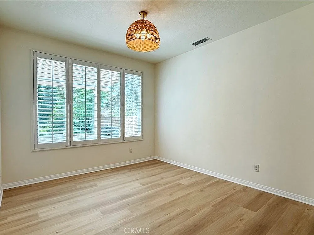 6 bed, 3316 sqft, $5,900 — Photo 3