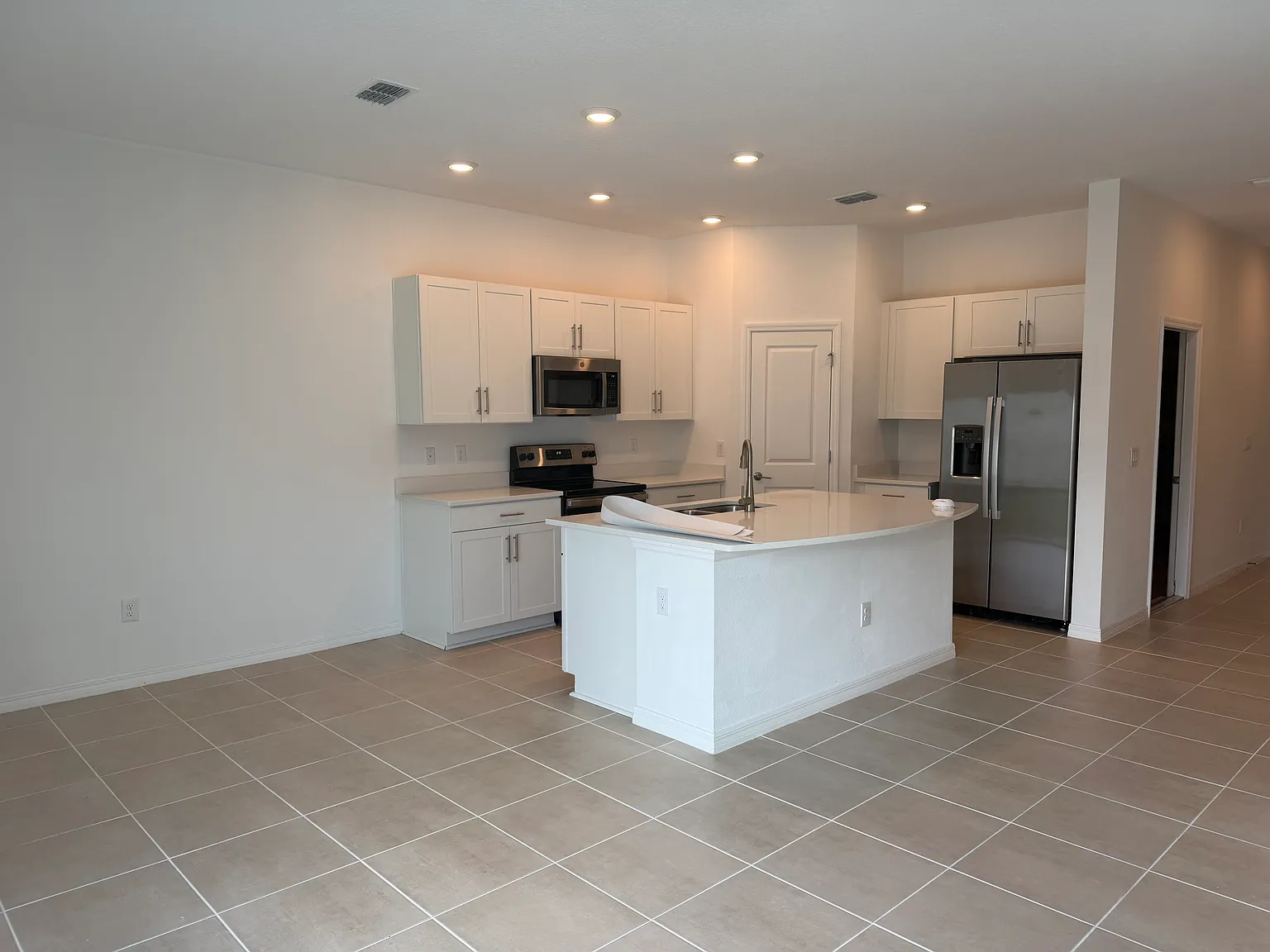3 bed, 1373 sqft, $2,300 — Photo 3