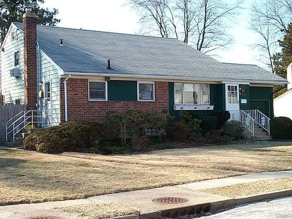 24 Jerold Street, Plainview, NY 11803