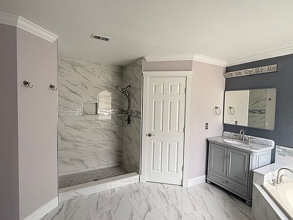 4th image of 909 Lake Biscayne Way
