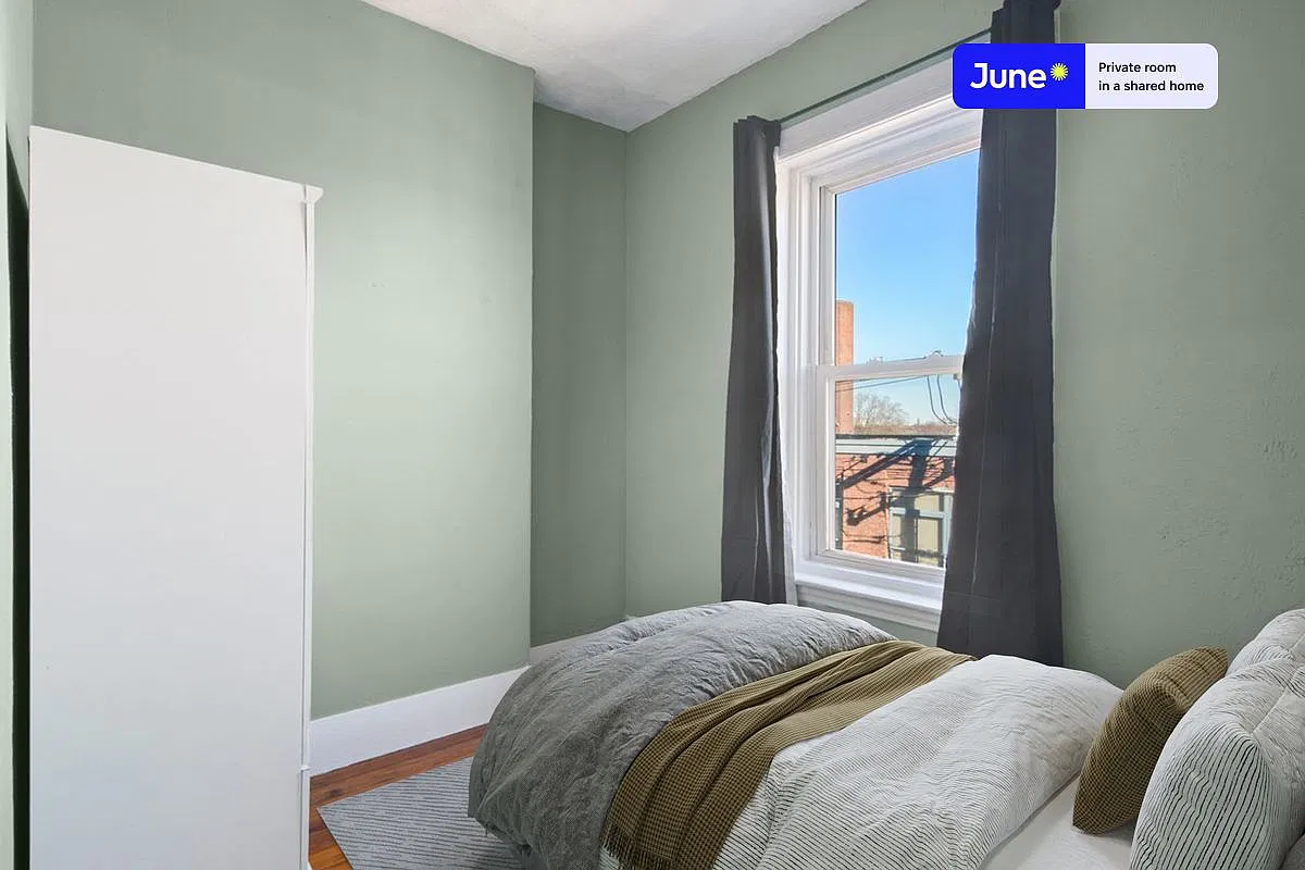 Twin bedroom in 4 bed/1.5 bath home in Allston #835 B — Photo 1