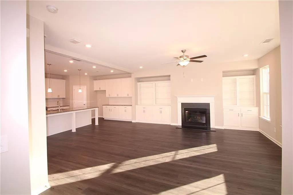 4 bed, 3.5 bath, 2530 sqft, $2,600 — Photo 3