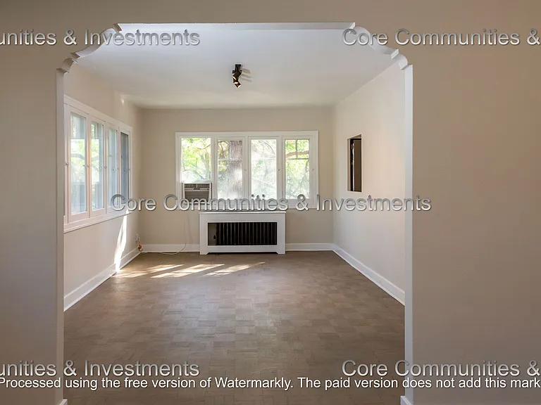 Pollyanna Apartments — Photo 28
