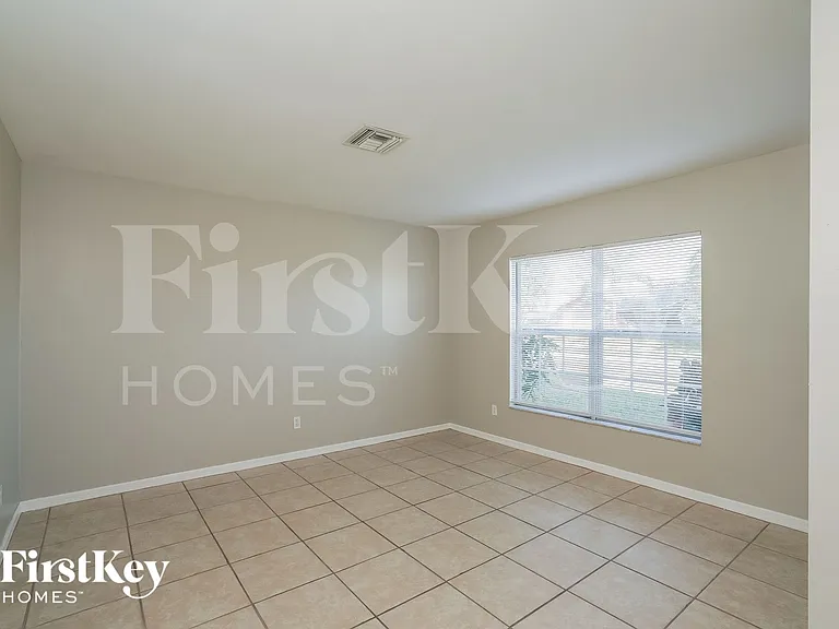 1702 NW 18th St — Photo 7