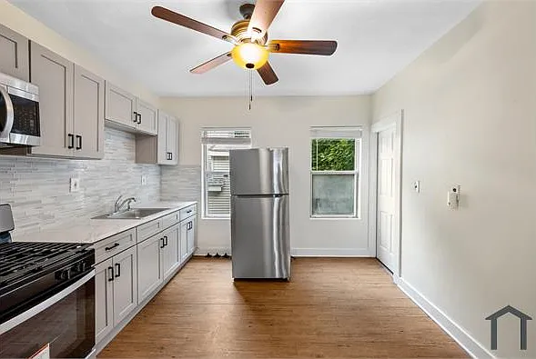 3 bed, 1084 sqft, $3,400 — Photo 2