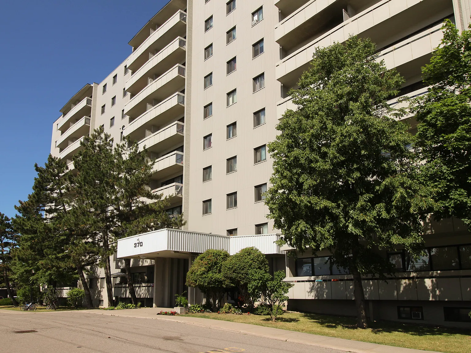 370 Steeles Ave — Photo 2
