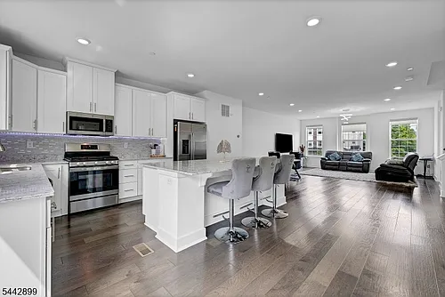 6 Martin Pl Photo 1