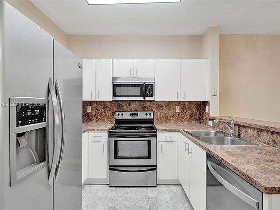3rd image of 4403 Woodland Cir
