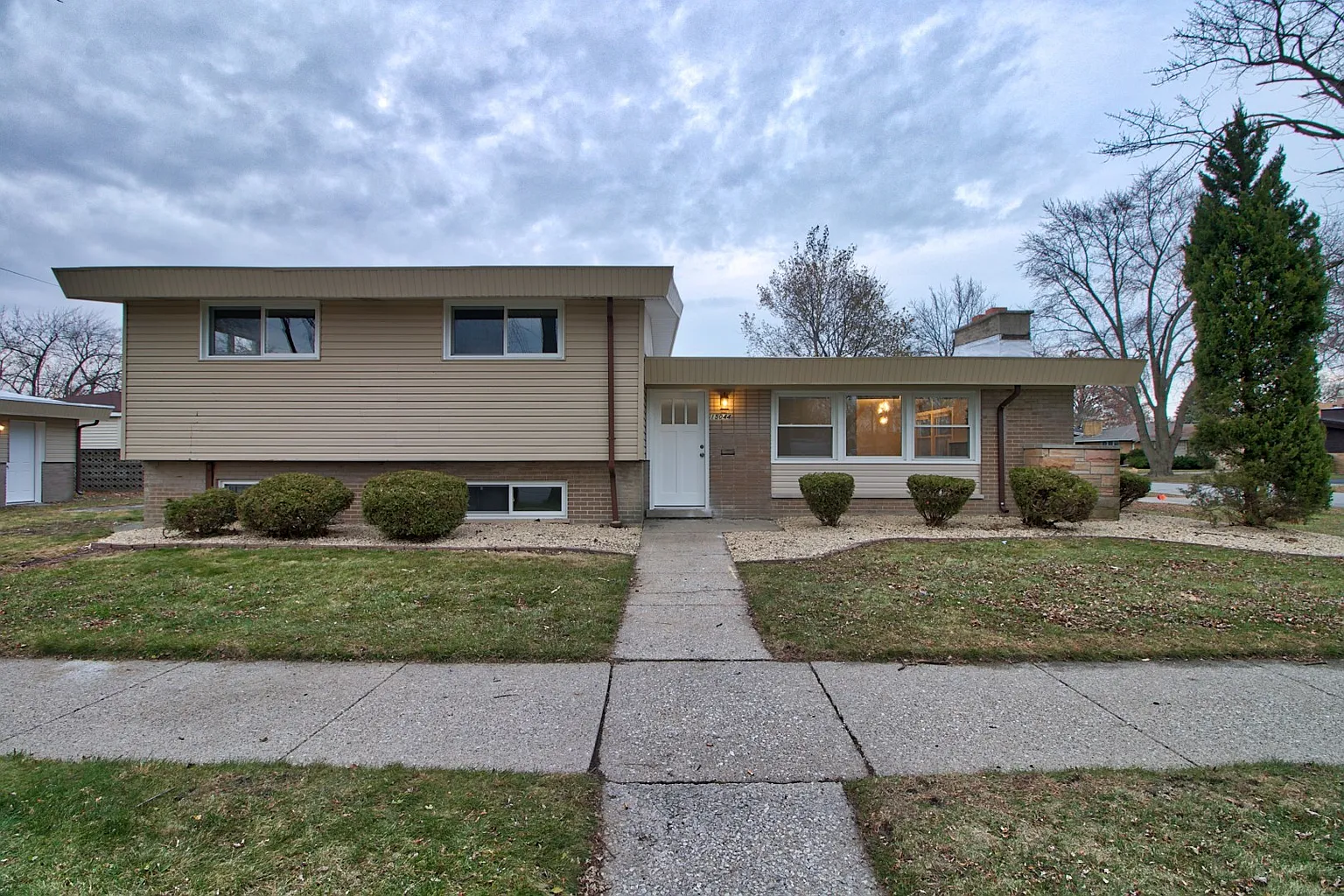 15044 Oak St photo 1