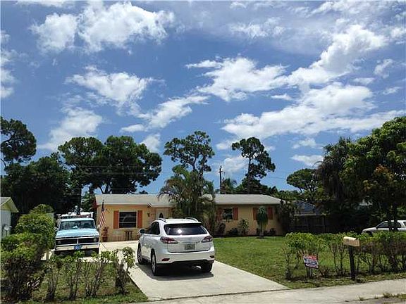 2nd image of 915 SE Dolphin Dr