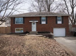 1309 S McHenry St, Independence, MO 64057