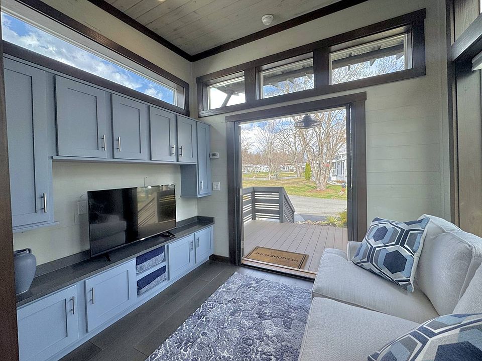 10th image of 181 Drifting Brook Ln