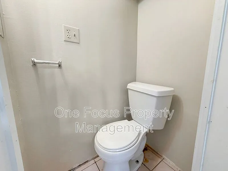 3 bed, 1.0 bath, $1,195 — Photo 4