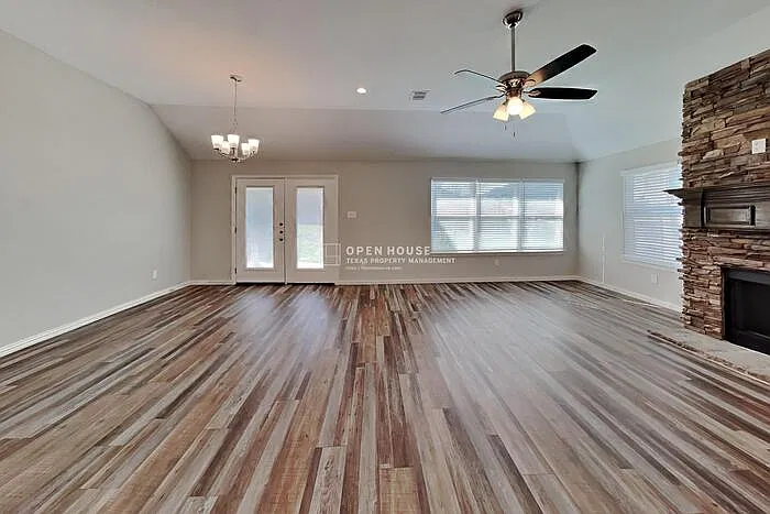 4 bed, 2.0 bath, 2070 sqft, $2,600 — Photo 4