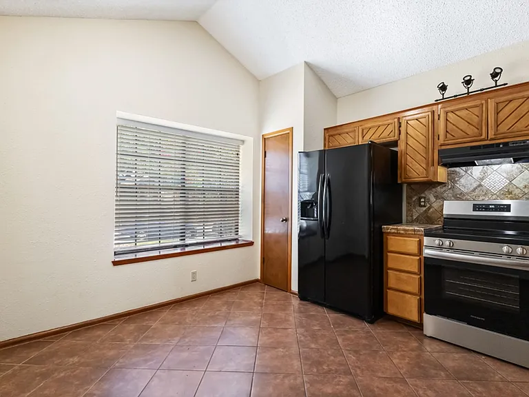 1514 Vista Hill St — Photo 7