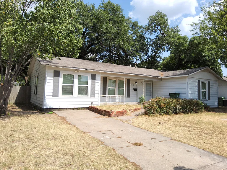 558 Harrison Ln — Photo 2