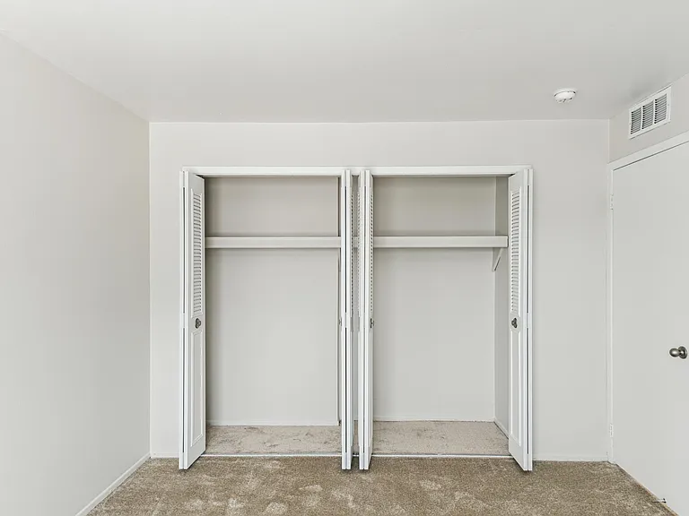 Pointe West Apartments — Photo 18