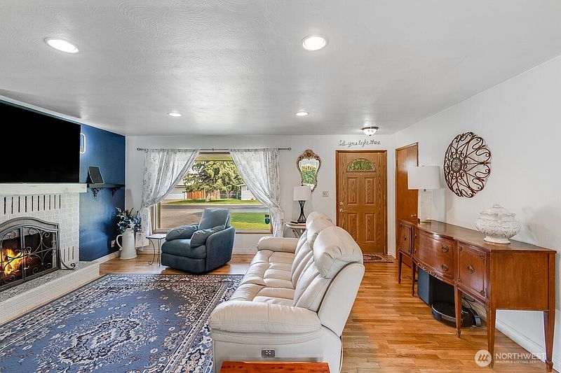 5th image of 6919 W Victoria Avenue