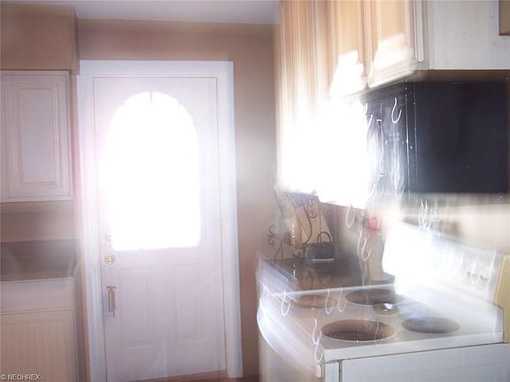 5th image of 253 Roosevelt Ave