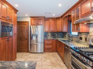 2 Bear Brook Ln, Livingston, NJ 07039