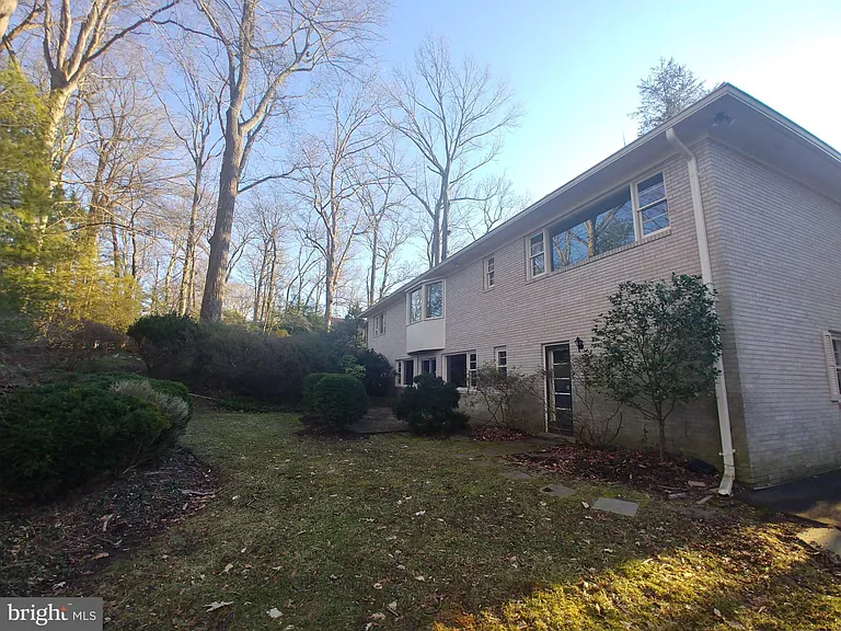 1429 Laburnum St — Photo 25