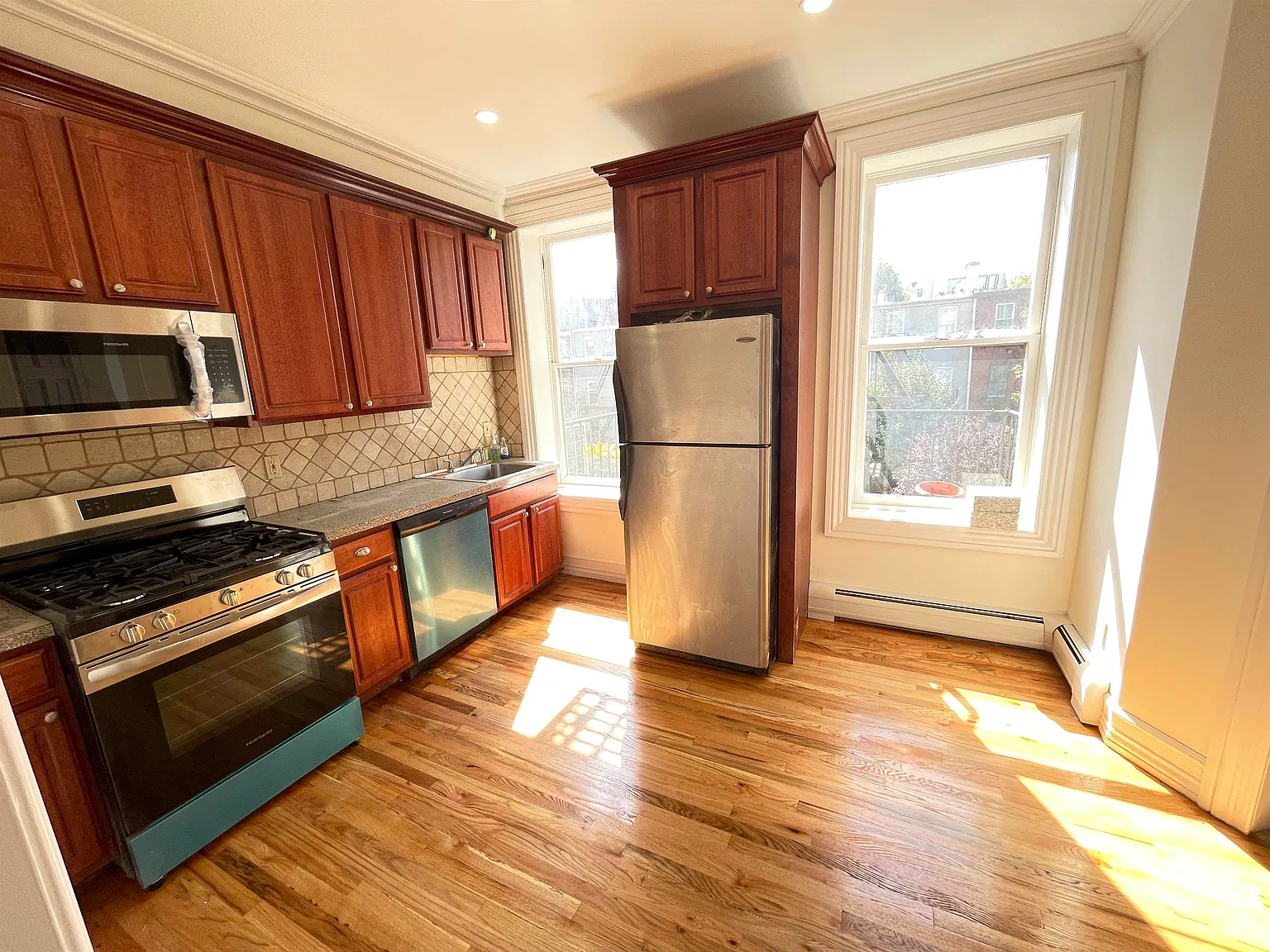 1 bed, 1.0 bath, 750 sqft, $3,300 — Photo 2