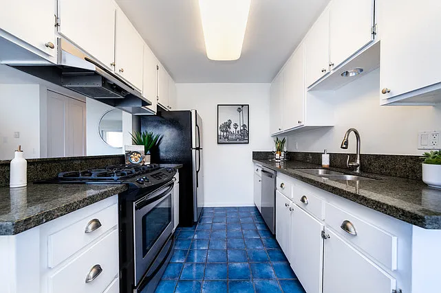 1720 Ardmore Ave #212 — Photo 4