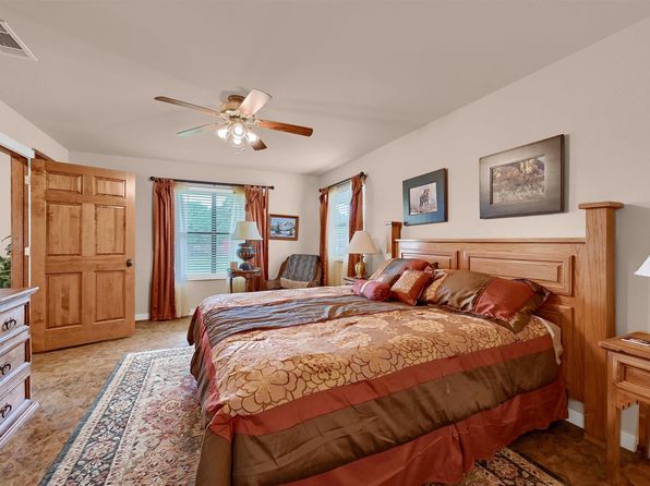 206 Pueblo Dr E, Gainesville, TX 76240