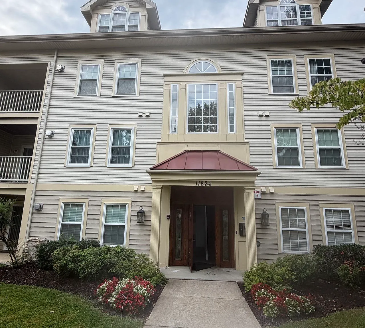 2 bed, 1220 sqft, $2,100 — Photo 1