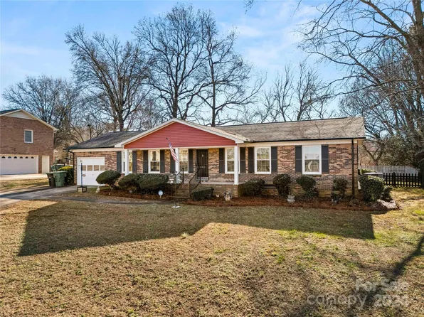 2427 Sandlewood Dr, Gastonia, NC 28054