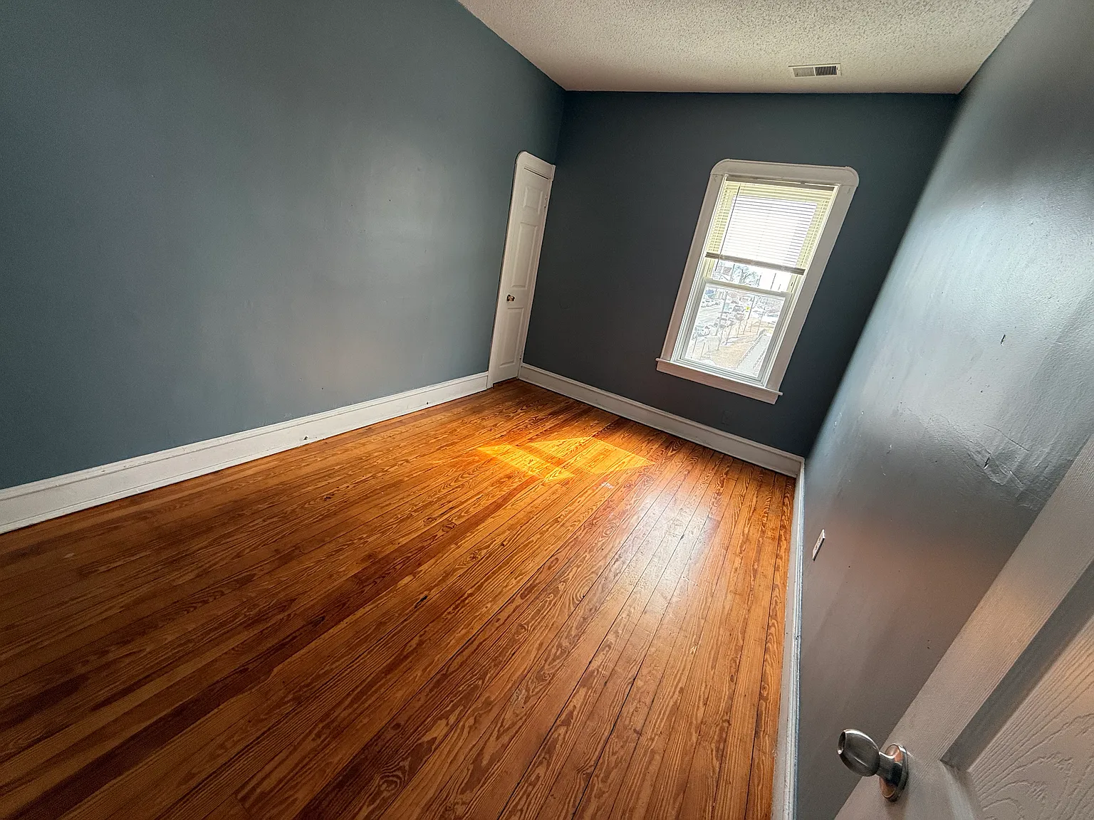 4 bed, 1400 sqft, $2,500 — Photo 4