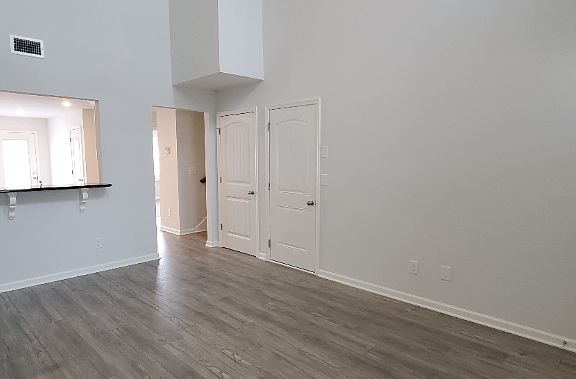 3rd image of 211 Ruth Way